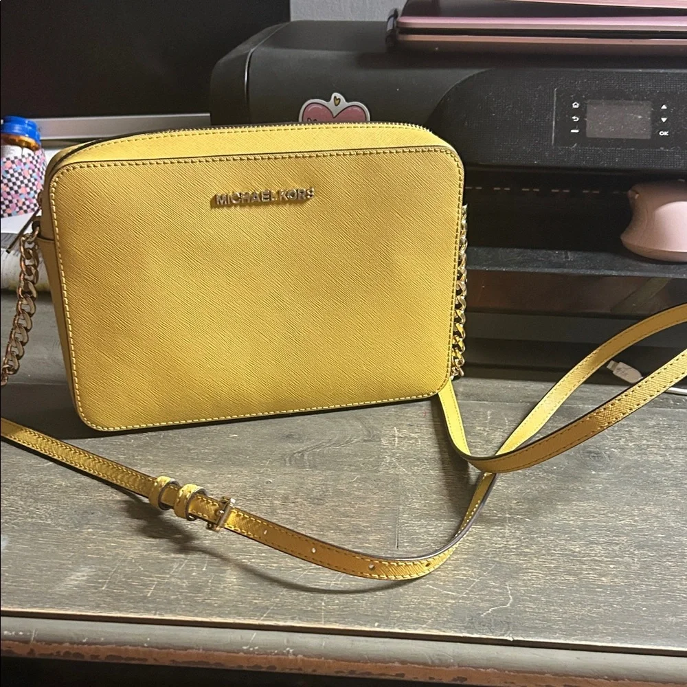 Michael Kors Jet Set large Saffiano leather crossbody bag in Sunflower‎
